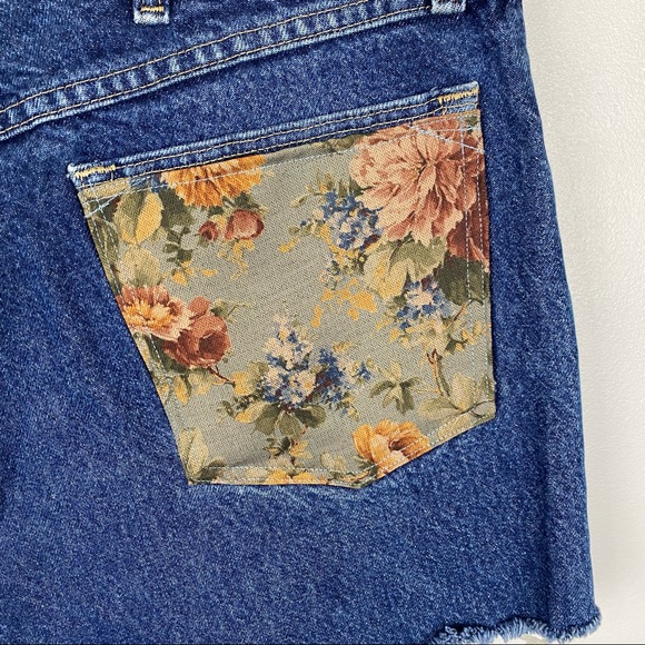 Vintage Wrangler Cut Off Shorts Floral Pockets - Picture 3 of 6